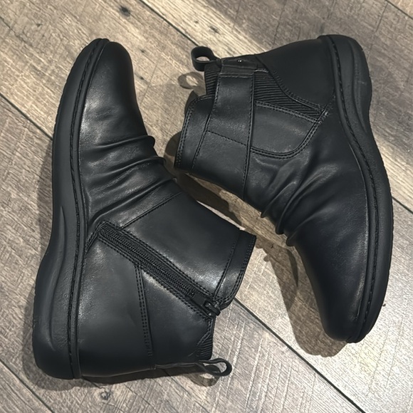 Authentic Clarks black ankle boots sz woman's 7 Wide - Picture 9 of 11
